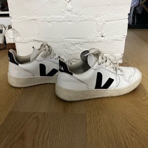 Veja V10 Sneakers